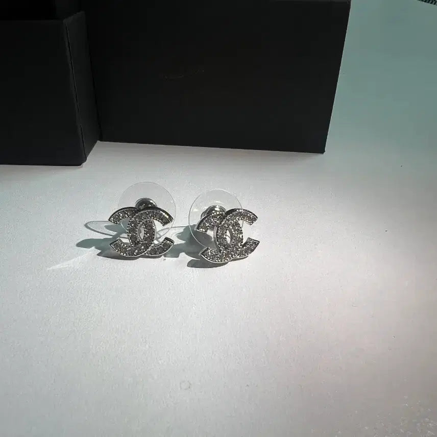 [BUNJANG] Chanel CC Logo Diamond Earrings / 샤넬 CC 로고   다이아몬드 귀걸이