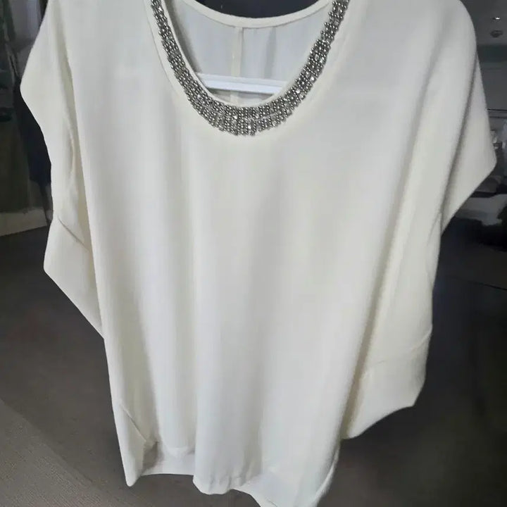 [BUNJANG] Ivory Cubic Embellished Short Sleeve Blouse / 아이보리 큐빅 장식 반팔 블라우스