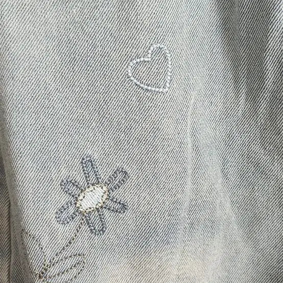 [BUNJANG] Comfortable High-Waisted Jeans with Embroidery / 밴딩 청바지