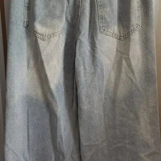 [BUNJANG] Comfortable High-Waisted Jeans with Embroidery / 밴딩 청바지