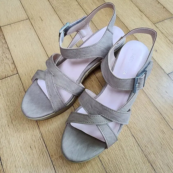[SOLD OUT] 미착용) 6.5cm 여름 스트랩 통굽 샌들 250