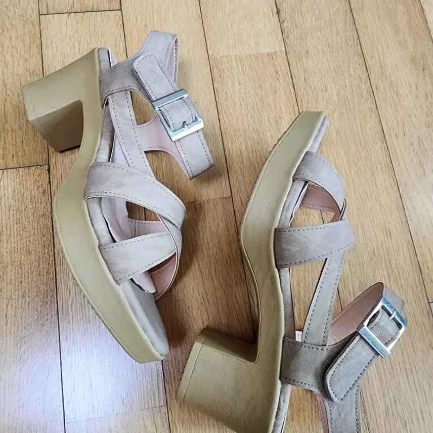 [SOLD OUT] 미착용) 6.5cm 여름 스트랩 통굽 샌들 250