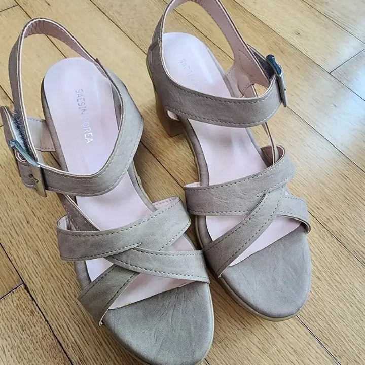 [SOLD OUT] 미착용) 6.5cm 여름 스트랩 통굽 샌들 250