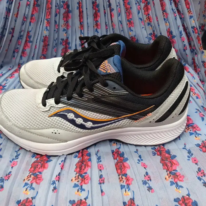 [SOLD OUT] Saucony 운동화 회색 러닝화 265mm
