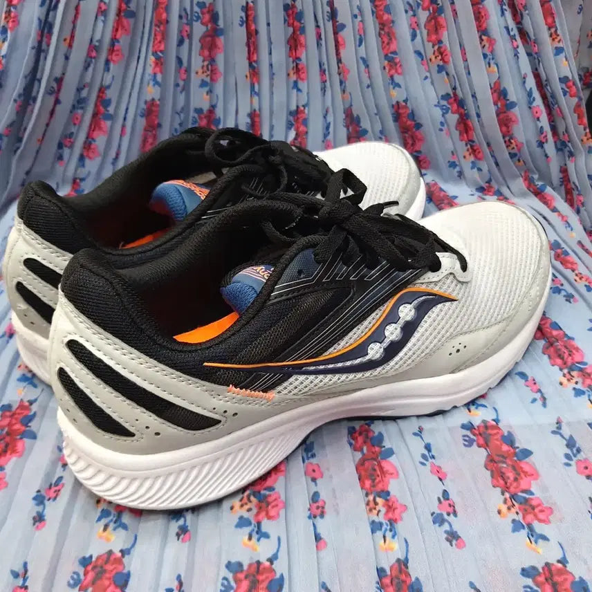 [SOLD OUT] Saucony 운동화 회색 러닝화 265mm