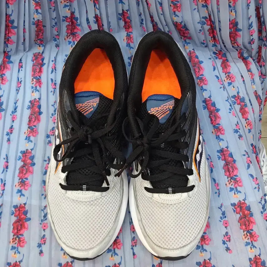 [SOLD OUT] Saucony 운동화 회색 러닝화 265mm