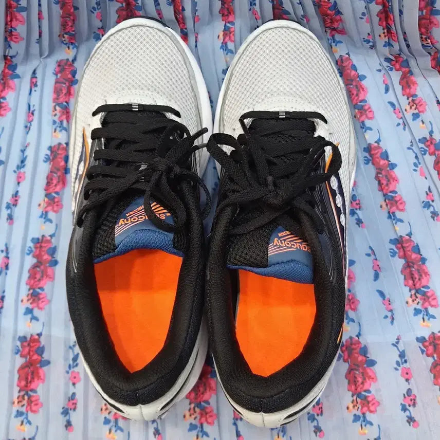 [SOLD OUT] Saucony 운동화 회색 러닝화 265mm