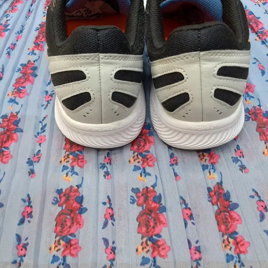 [SOLD OUT] Saucony 운동화 회색 러닝화 265mm
