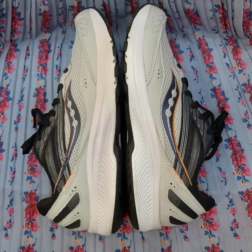 [SOLD OUT] Saucony 운동화 회색 러닝화 265mm