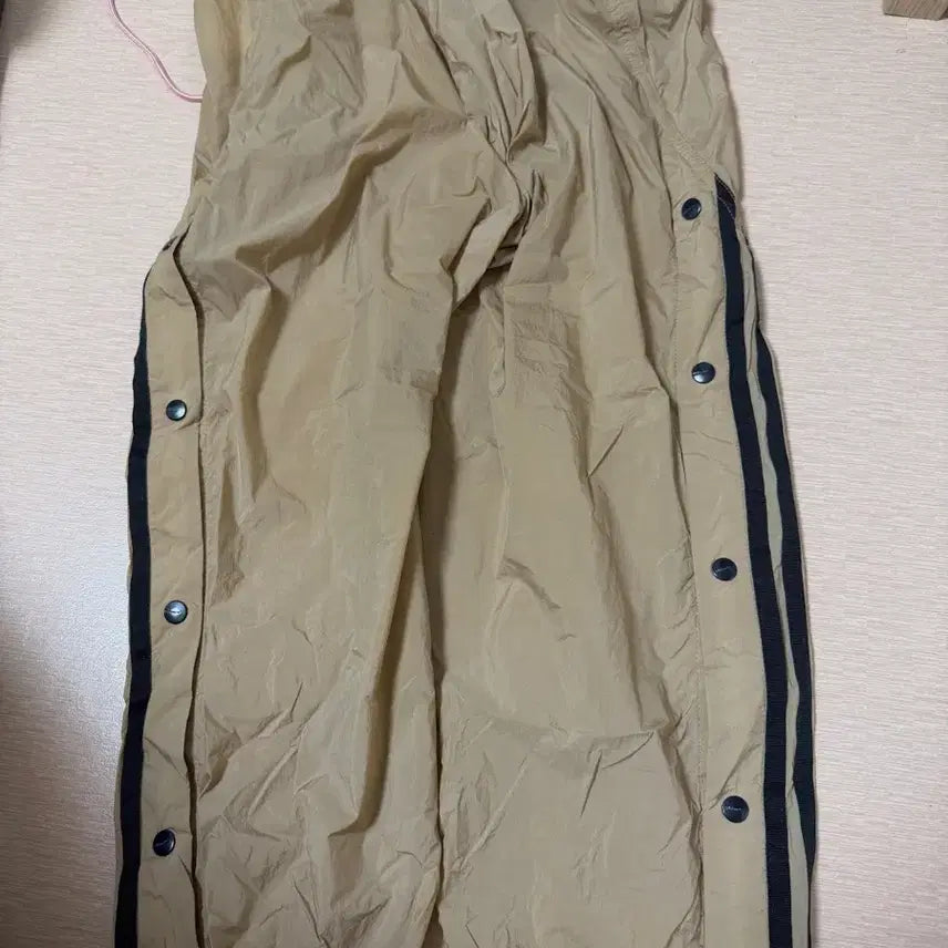 [BUNJANG] Adidas Three-Stripe Track Pants Beige / 아디다스 삼선 버튼 트랙 팬츠 베이지