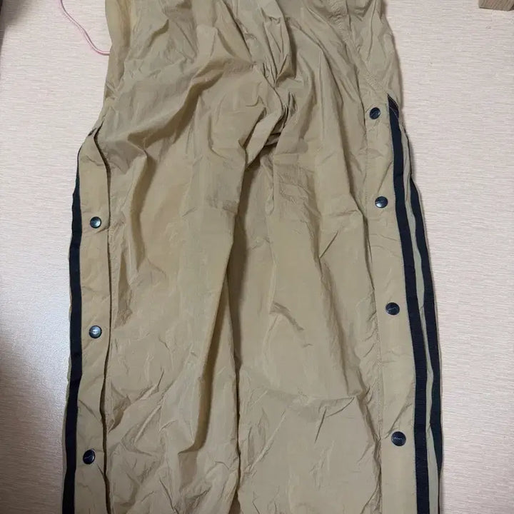 [BUNJANG] Adidas Three-Stripe Track Pants Beige / 아디다스 삼선 버튼 트랙 팬츠 베이지