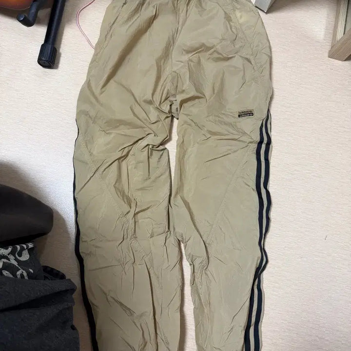 [BUNJANG] Adidas Three-Stripe Track Pants Beige / 아디다스 삼선 버튼 트랙 팬츠 베이지