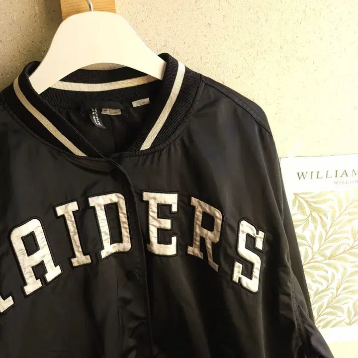[BUNJANG] H&amp;M Raiders Stadium Jacket / H&amp;M x NFL 레이더스 스타디움 자켓 M