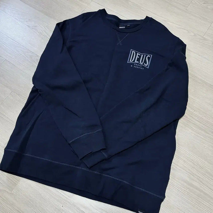 [BUNJANG] Deus Ex Machina Avenue Crew Sweatshirt Navy / 데우스 에비뉴크루 네이비 맨투맨