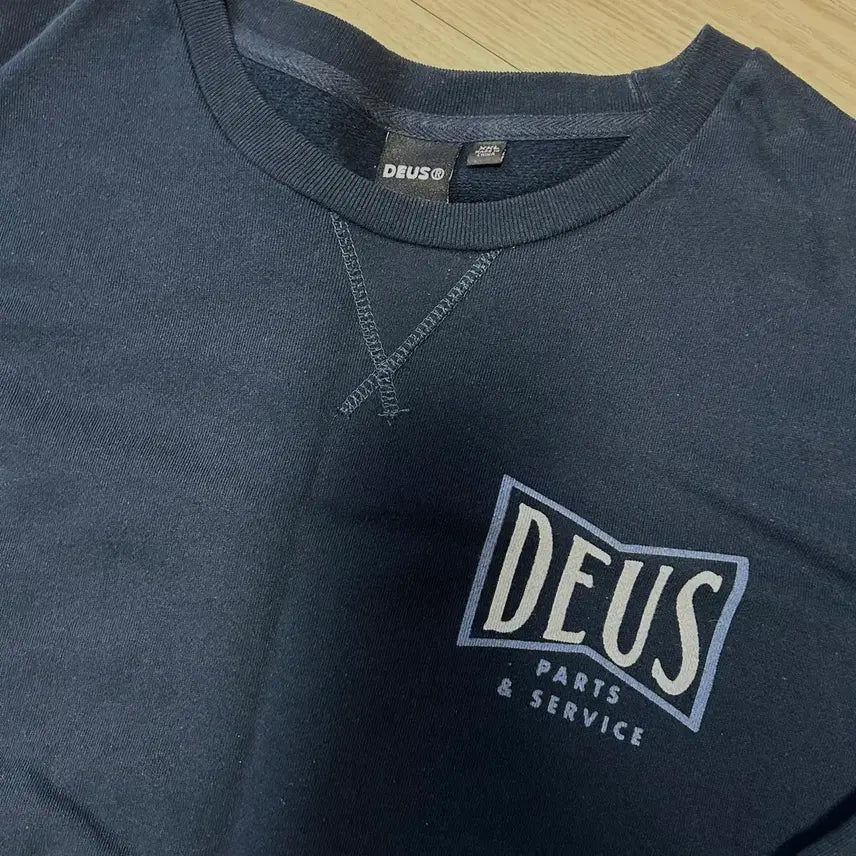 [BUNJANG] Deus Ex Machina Avenue Crew Sweatshirt Navy / 데우스 에비뉴크루 네이비 맨투맨