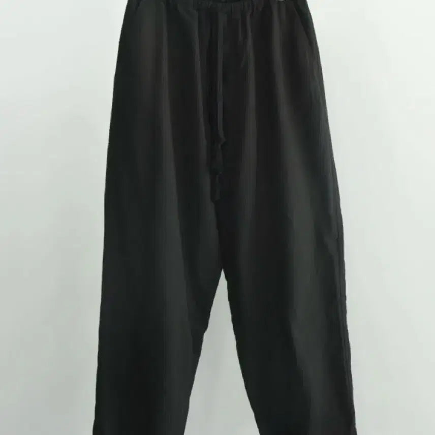 [SOLD OUT] [1] 코모리 26SS 블랙 드릴 테이퍼드 팬츠 새상품