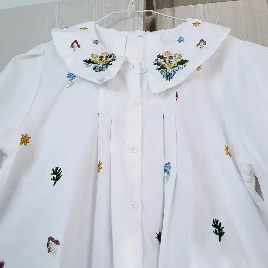[BUNJANG] White Embroidered Blouse / 화이트 자수 블라우스