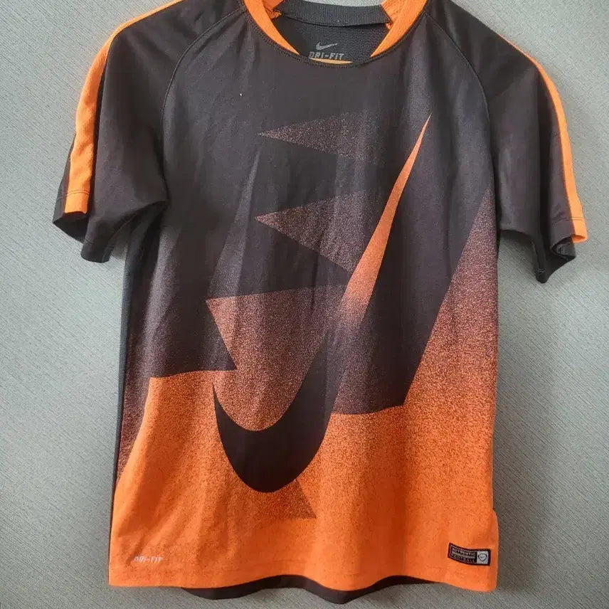 [BUNJANG] Nike Dri-FIT Short Sleeve T-shirt (Black/Orange) / 나이키 드라이핏 반팔 티셔츠 블랙/오렌지