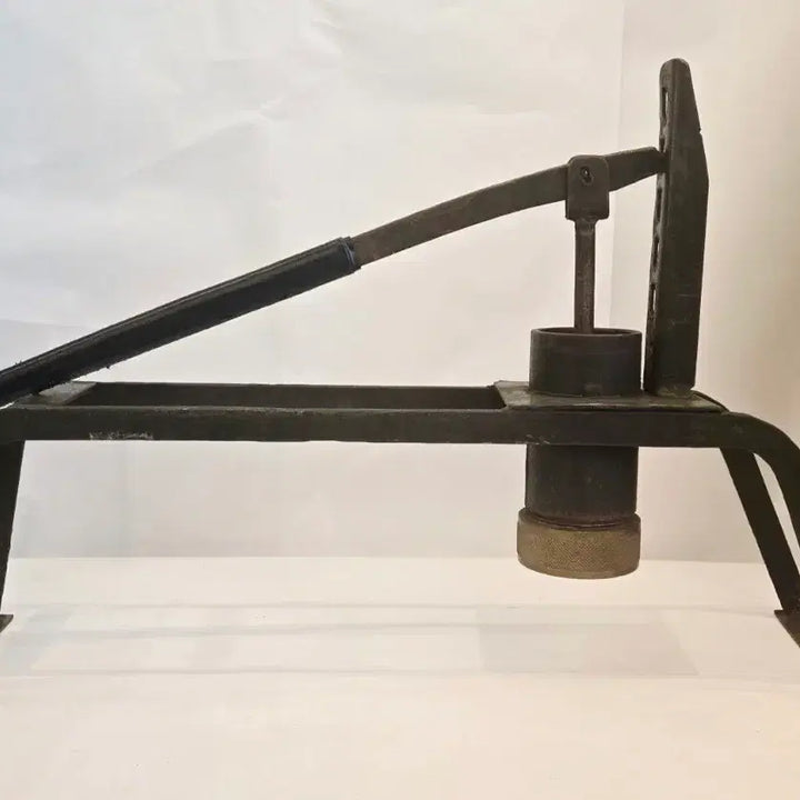[SOLD OUT] 막국수나 냉면을 집이나 식당에서 직접 짜내던 수동식 기계입니다.