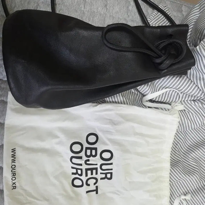 [SOLD OUT] 아우로 페인터 블랙 드로우스트링 백 중고로 샀으나 안 써서 처분합니다.