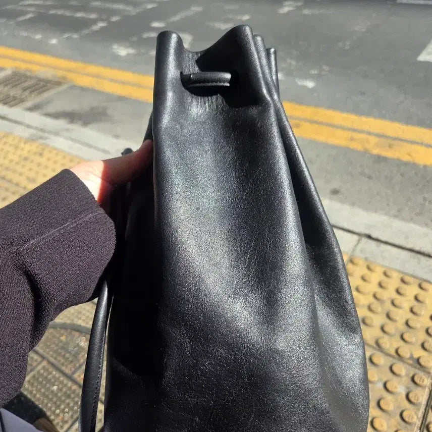 [SOLD OUT] 아우로 페인터 블랙 드로우스트링 백 중고로 샀으나 안 써서 처분합니다.