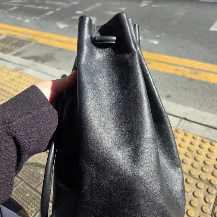 [SOLD OUT] 아우로 페인터 블랙 드로우스트링 백 중고로 샀으나 안 써서 처분합니다.