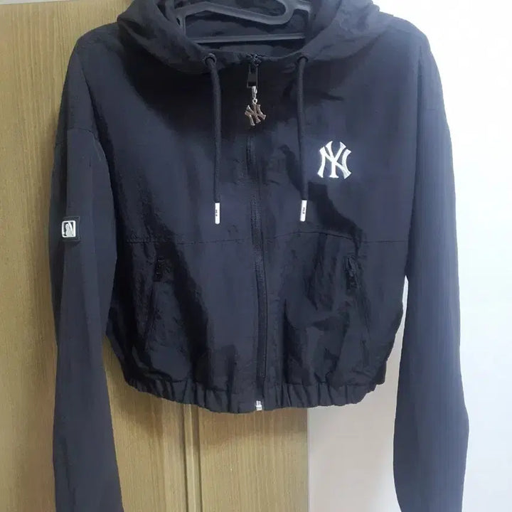 [BUNJANG] MLB Yankees Hooded Crop Windbreaker Jacket XS / MLB 양키즈 후드 바람막이 점퍼 XS(CU반값택포)
