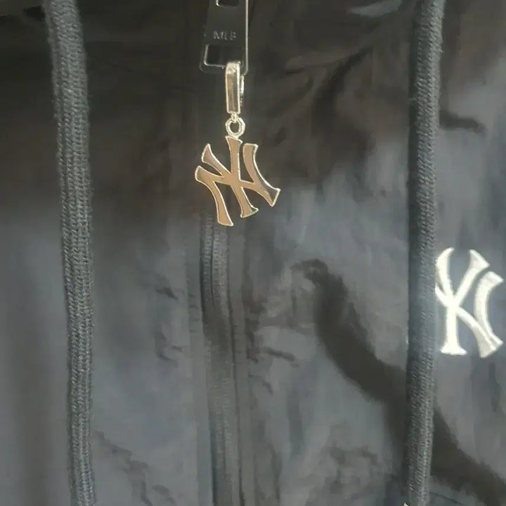 [BUNJANG] MLB Yankees Hooded Crop Windbreaker Jacket XS / MLB 양키즈 후드 바람막이 점퍼 XS(CU반값택포)