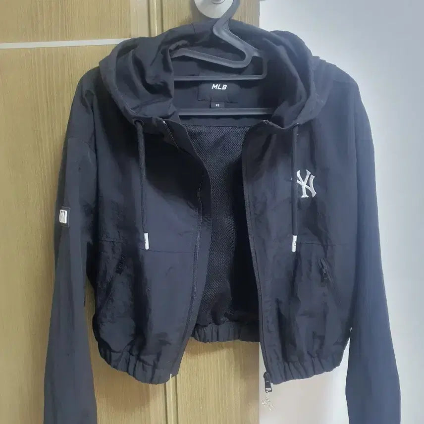 [BUNJANG] MLB Yankees Hooded Crop Windbreaker Jacket XS / MLB 양키즈 후드 바람막이 점퍼 XS(CU반값택포)