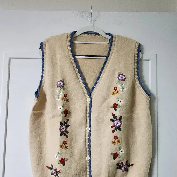 [SOLD OUT] 빈티지 꽃 자수 니트 조끼 베이지 새상품