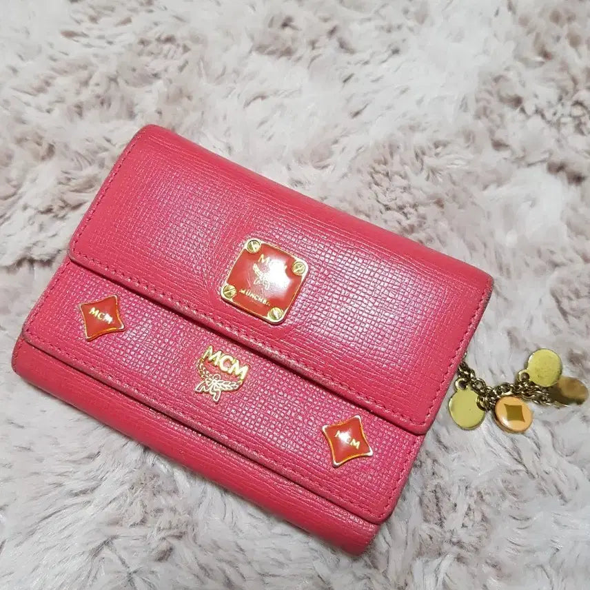 [SOLD OUT] MCM 핑크색 반지갑 + 키링 장식