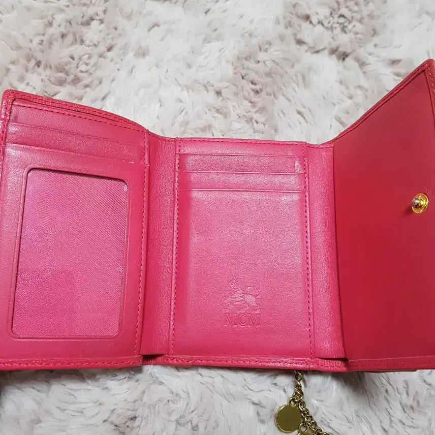 [SOLD OUT] MCM 핑크색 반지갑 + 키링 장식