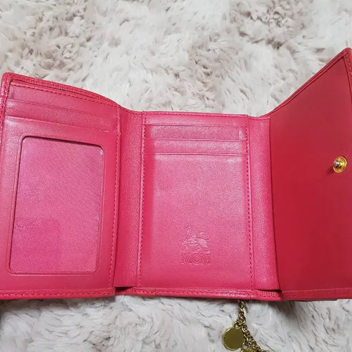 [SOLD OUT] MCM 핑크색 반지갑 + 키링 장식