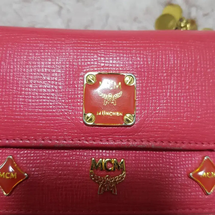 [SOLD OUT] MCM 핑크색 반지갑 + 키링 장식