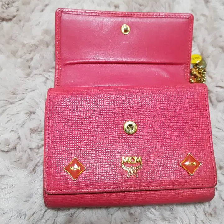 [SOLD OUT] MCM 핑크색 반지갑 + 키링 장식