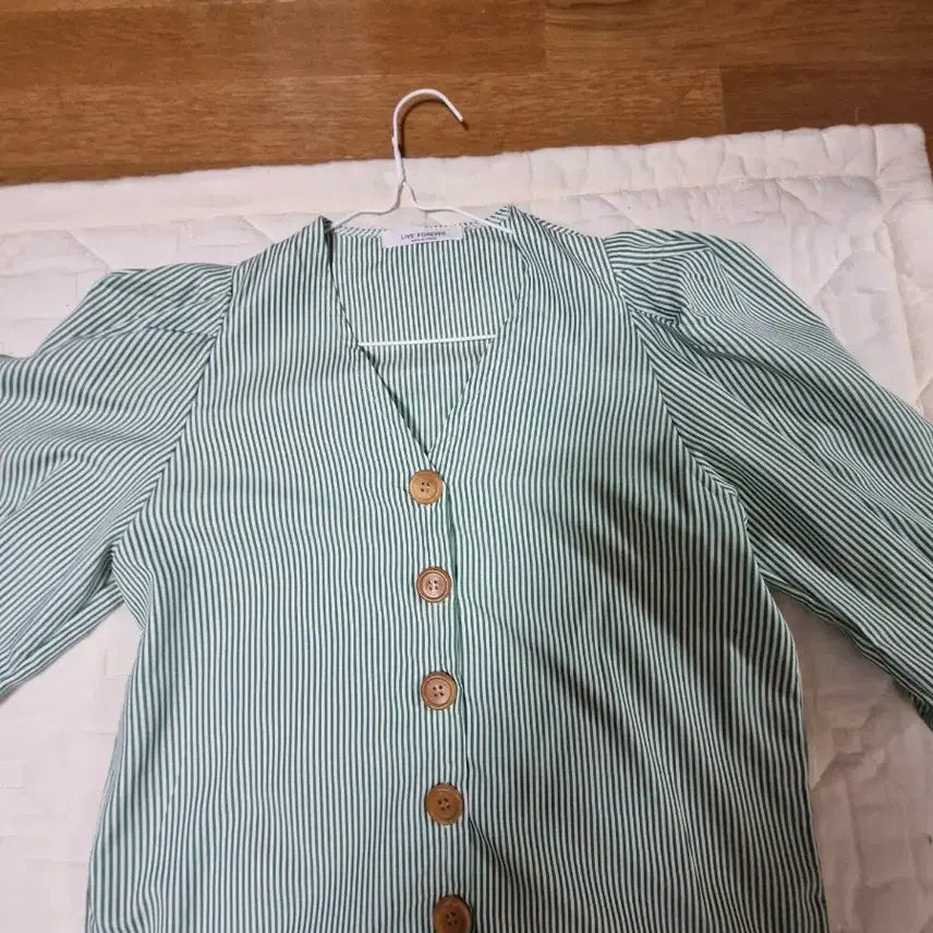 [SOLD OUT] 그린 스트라이프 퍼프 블라우스