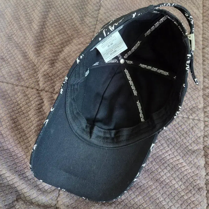 [BUNJANG] VIBRATE Unique Design Hat / 바이브레이트 모자