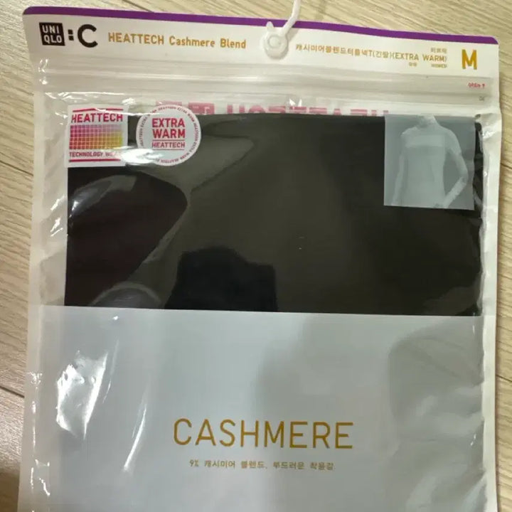 [BUNJANG] Uniqlo Heattech Cashmere Turtleneck Long Sleeve M (New) / 우먼 유니클로 히트텍 캐시미어 터틀넥 긴팔 M (새상품)