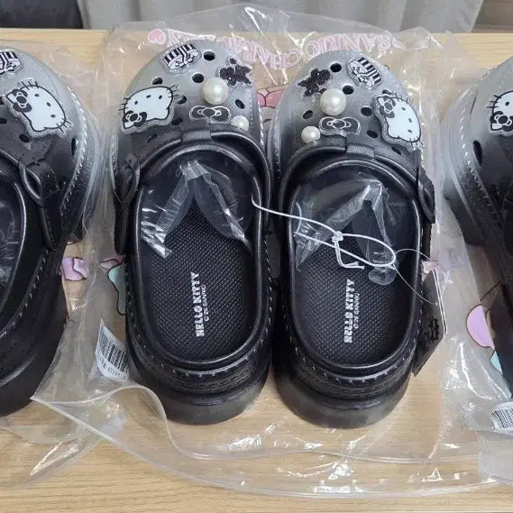 [BUNJANG] Hello Kitty Black Sandals with Embellishments / 헬로키티 자비츠 통굽 크록스