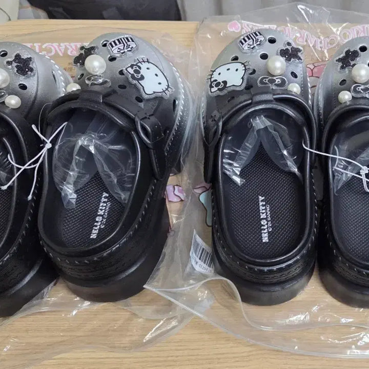 [BUNJANG] Hello Kitty Black Sandals with Embellishments / 헬로키티 자비츠 통굽 크록스