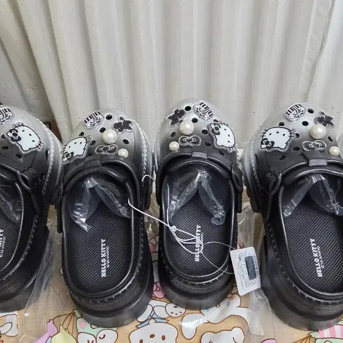 [BUNJANG] Hello Kitty Black Sandals with Embellishments / 헬로키티 자비츠 통굽 크록스