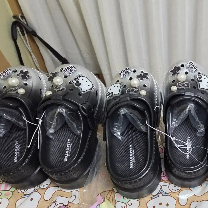 [BUNJANG] Hello Kitty Black Sandals with Embellishments / 헬로키티 자비츠 통굽 크록스