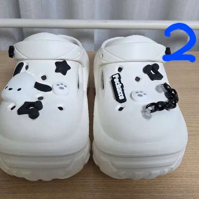 [BUNJANG] Hello Kitty Black Sandals with Embellishments / 헬로키티 자비츠 통굽 크록스