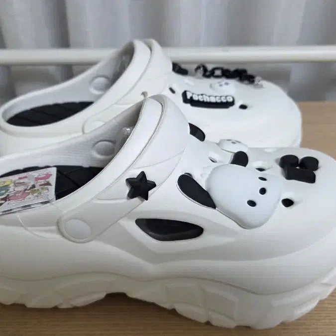 [BUNJANG] Hello Kitty Black Sandals with Embellishments / 헬로키티 자비츠 통굽 크록스
