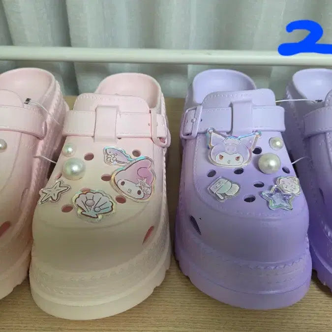 [BUNJANG] Hello Kitty Black Sandals with Embellishments / 헬로키티 자비츠 통굽 크록스