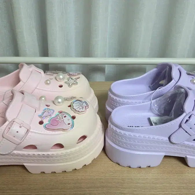 [BUNJANG] Hello Kitty Black Sandals with Embellishments / 헬로키티 자비츠 통굽 크록스