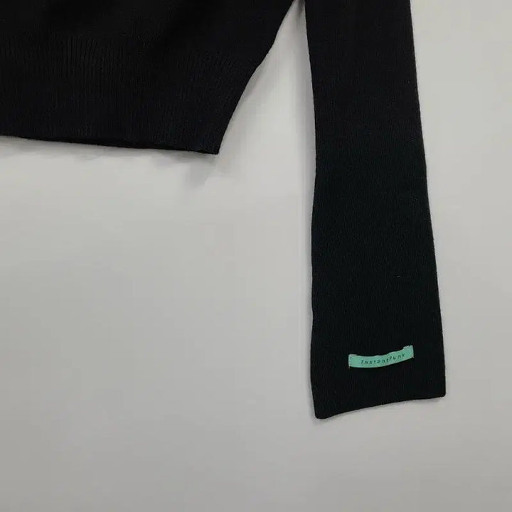 [SOLD OUT] 인스턴트펑크/0/2023ss/크로스 크롭 니트/앨리스/941