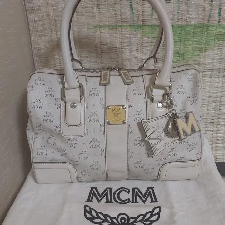 [BUNJANG] MCM White Logo Boston Tote Bag / 정품)MCM 화이트 로고 보스턴백 토트백 참장식