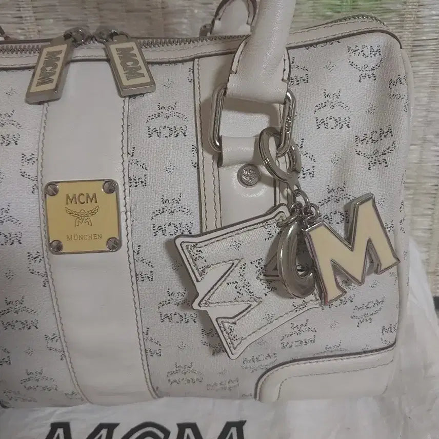 [BUNJANG] MCM White Logo Boston Tote Bag / 정품)MCM 화이트 로고 보스턴백 토트백 참장식