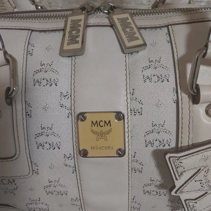 [BUNJANG] MCM White Logo Boston Tote Bag / 정품)MCM 화이트 로고 보스턴백 토트백 참장식